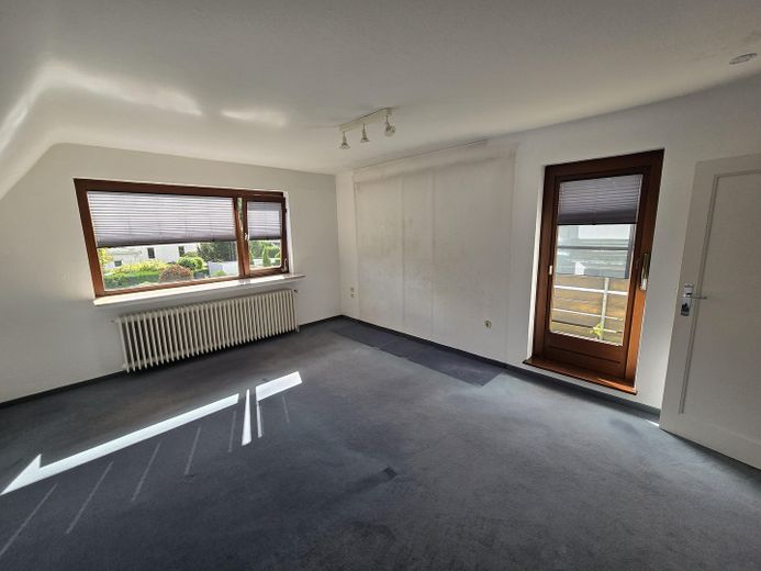 Großzügiges Einfamilienhaus mit viel Potenzial - provisionsfrei – Schlafzimmer mit Balkon (OG)