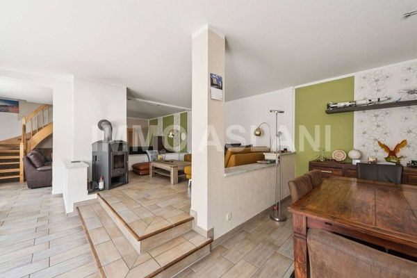 Außergewöhnlich vielseitiges Wohnhaus mit Kamin, Einbauküche und großem Hofbereich