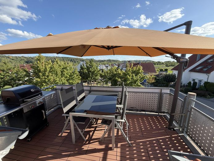 Maisonette mit Weitblick – 2 Balkone, Studio & Tiefgarage am ruhigen Ortsrand (provisionsfrei) – Süd-Balkon mit Schrim offen