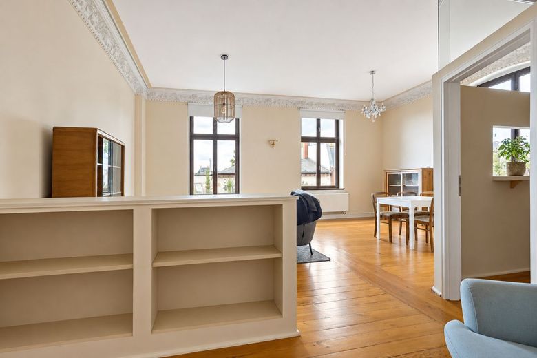 Traumhafte 2-Raumwohnung mit Einbauküche und Stuck im Mühlwegviertel! – Wohnzimmer