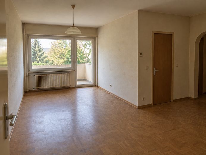 Renovierungsobjekt für große Familie/Kapitalanleger – 4/5-Zimmer-Erdgeschosswohnung Nieder-Eschbach – 4