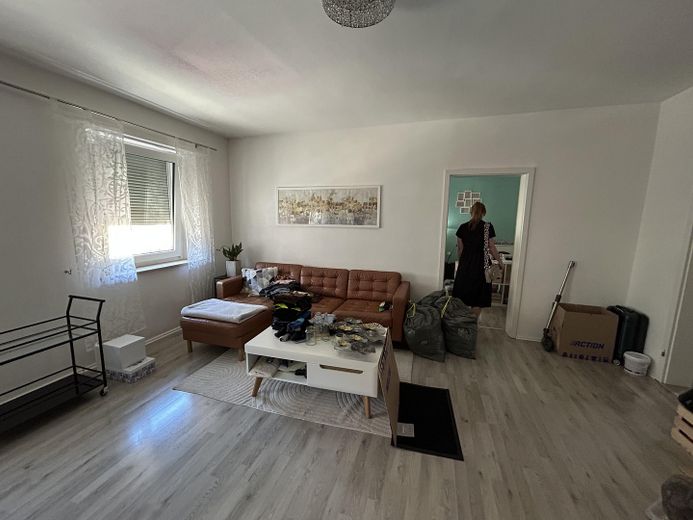 Großzügige 3-Zimmer-Wohnung mit Balkon – zentral in Lauingen – Wohnzimmer - Couch