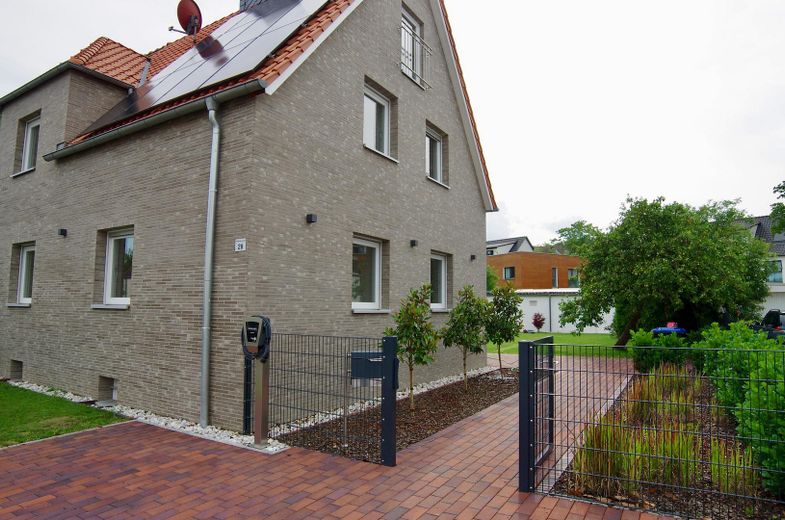 Traumhafte Doppelhaushälfte | Garten | Wallbox | klimatisiertes Dachstudio | 133 m2 | Köhlerberg – Frontansicht