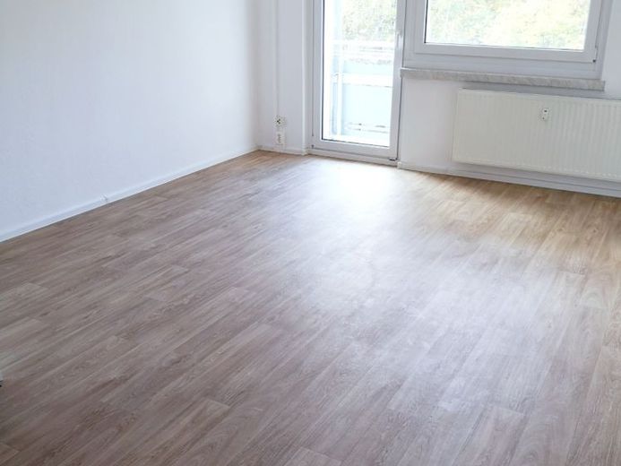 Günstige, familiäre 3-Raum-Wohnung mit Einbauküche in Helbersdorf – Foto 1