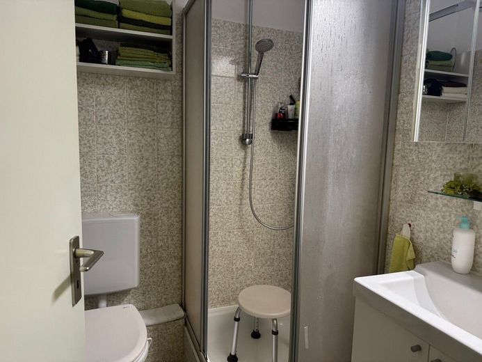Kapitalanlage: Gut geschnittene Dreizimmerwohnung mit Loggia und Tiefgaragenstellplatz in Celle – Gäste -WC mit Dusche