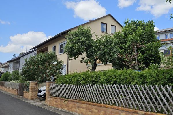 Schweinfurt yakınında misafir daireli ev, ticari salon + imarlı arsa