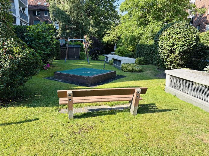 Wohnen wie im eigenen Haus – renovierte 3 -Zimmer Wohnung mit großer Terrasse & Garten – Spielplatz mit Sitzmöglichkeit