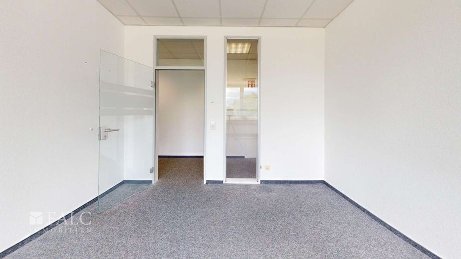 Modernisiertes Büro im 1.OG mit 10 TG-Stellplätzen / neben ADAC – Büro Beispiel