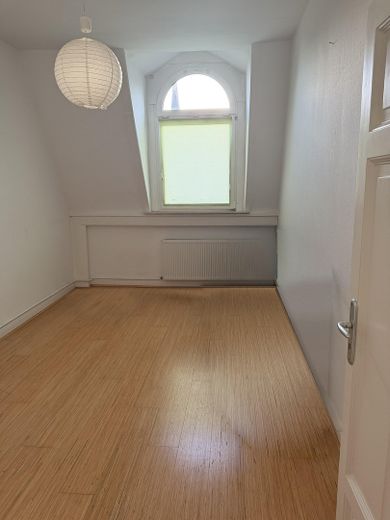 4 rooms, kitchen, bathroom – Möbel durch KI entfernt