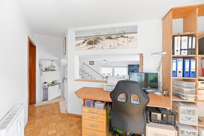 Maisonette mit großer Süd-West-Terrasse + Balkon, Solar, 2 Badern & 2 TG-Plätzen – Parknähe – Büro