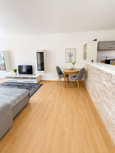Luminoso appartamento di 2,5 locali COMPLETAMENTE ARREDATO con CUCINA e balcone – Wohn-/Essbereich
