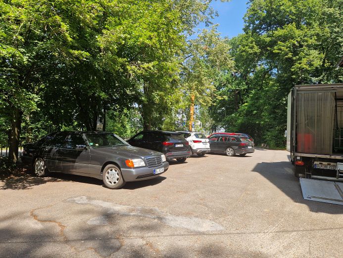 Restaurantimobilie mit viel Potential – ParKplatz