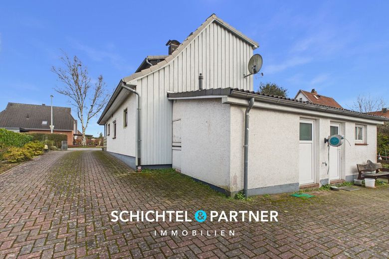 Hambergen | Freistehendes Einfamilienhaus mit Kamin und großem Grundstück – S&amp;P | Einfahrt