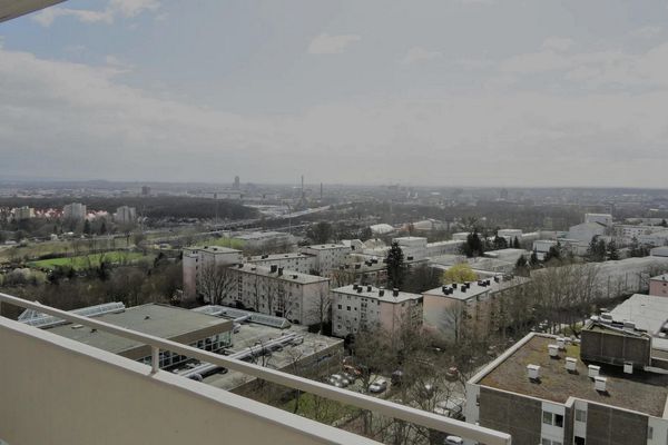 Inheidener Straße: Helle 2-Zimmer-Wohnung mit Süd-Balkon, Einbauküche & Top-Anbindung