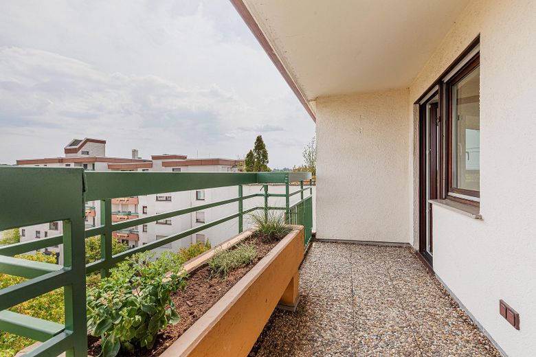 WOHNJUWEL: Helle 4 Zimmer mit zwei Balkonen & TG-Stellplatz – Balkon