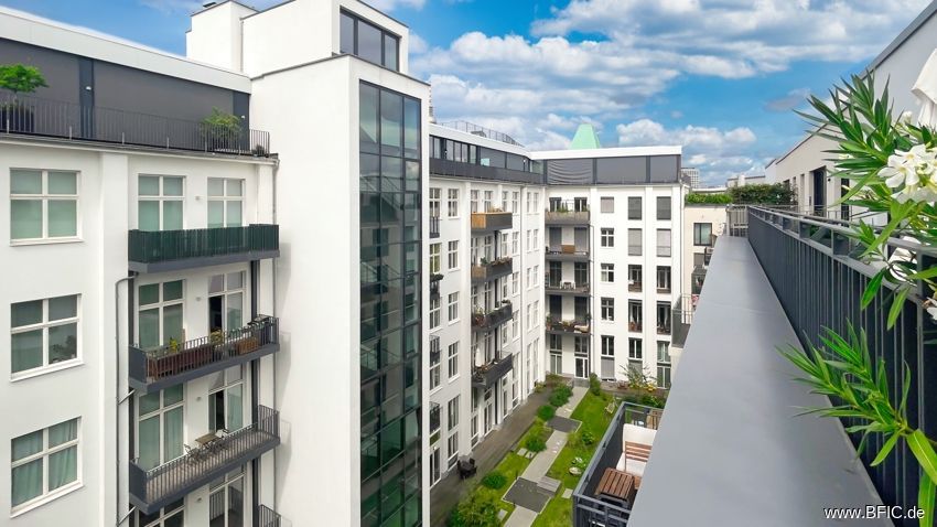 Hochwertige Dachterrassen-Wohnung, Blick auf den Fernsehturm – Street view
