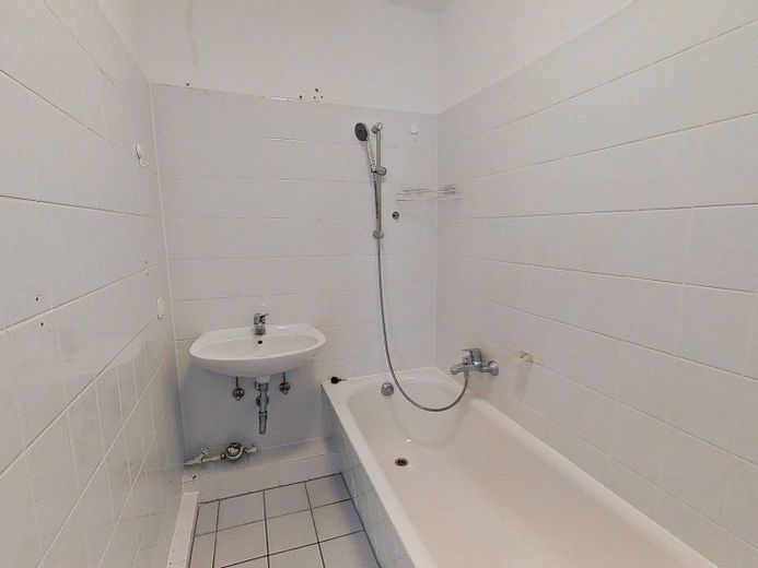 Comfortabel ingerichte 3-kam.-app. met BALKON, inbouwkeuken en ligbad – Bad
