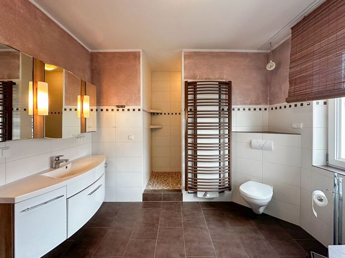 Panorama-Immobilie mit Weitblick: Einfamilienhaus in ruhigem Umfeld! Garten, Garage, Pool! – Badezimmer
