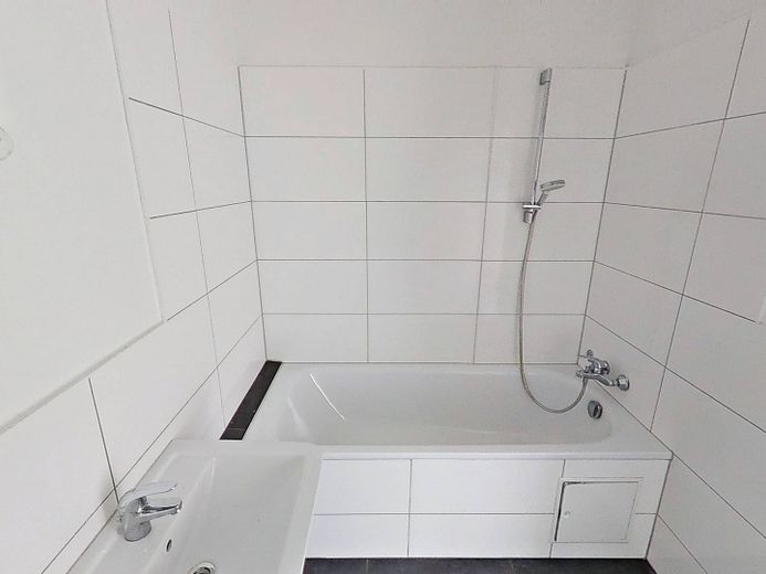 Modern konzipiertes 3-Zi.-Apartment mit BALKON und Wannenbad in Duisburg-Marxloh – Bad
