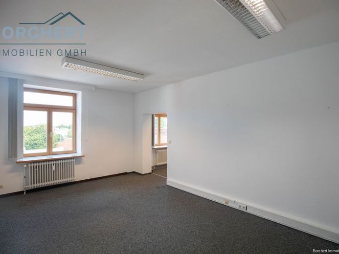 Binnenstadlocatie Elmshorn
Geweldige kantoorruimte op de 4e verdieping met lift te huur – Foto 1