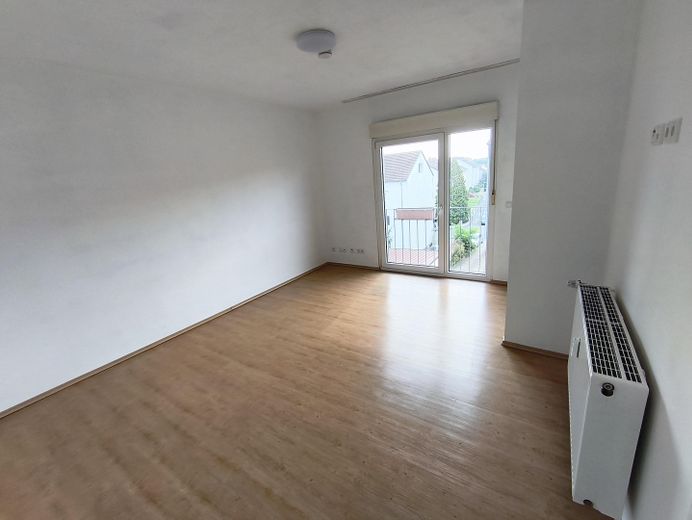 Luminoso appartamento di 2 locali a Speyer – Parzialmente arredato, cucina componibile e cantina – Wohnzimmer (Zimmer1)