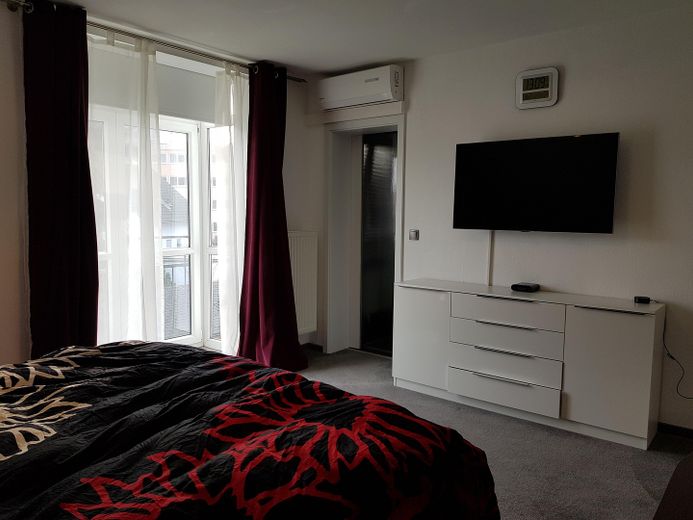 Top Maisonettewohnung mit Balkon, EBK und Klimaanlagen zu vermieten – फोटो 28