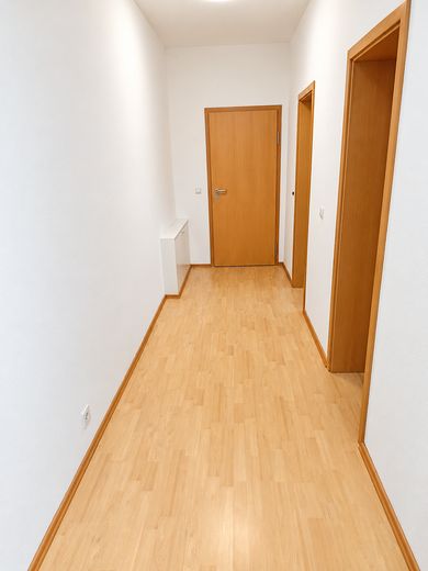 Amplio apartamento de 3 habitaciones con 140 m², terraza en la azotea y mucho espacio en Bad Ems – Flur
