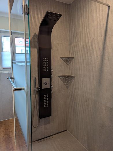 Bad EG ebenerdige Dusche
