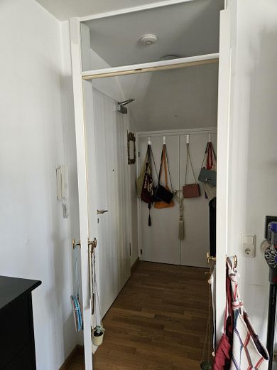 Appartamento arredato di 2 locali con balcone, posto auto TG e WLAN – ideale per expat – Flur mit Abstellmöglichkeit