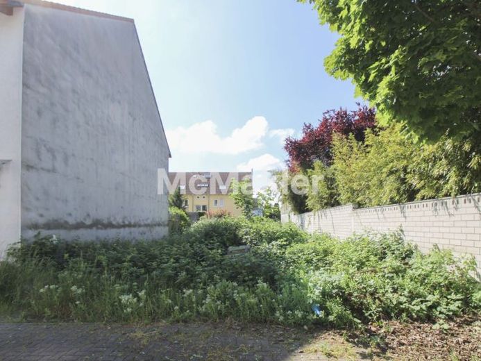 Ihr Bauplatz in Ruchheim – inklusive zwei Bestandsgaragen – Foto 1
