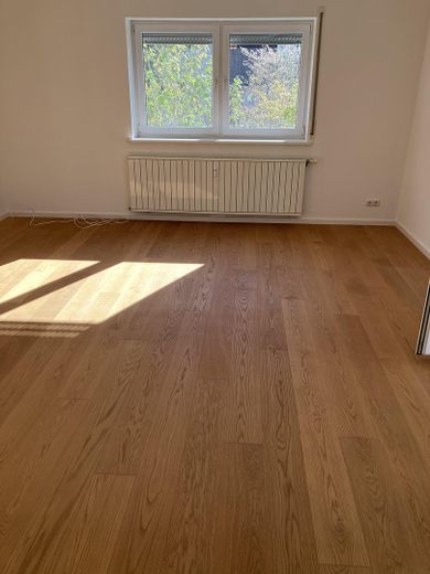 Ruhige 3-Zi.- Wohnung mit Wintergarten – Wohnzimmer