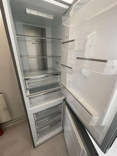 Charmante 3-Zimmer Wohnung mit Küche in Duisburg-Laar – Kühlschrank in der Küche