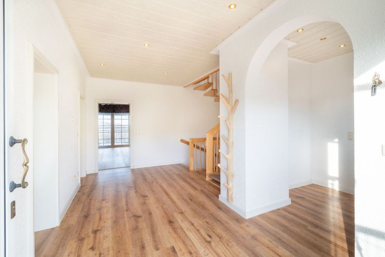 Einfamilienhaus mit Einliegerwohnung, Doppelgarage und Garten. Willkommen in Horhausen! – Eingangsbereich