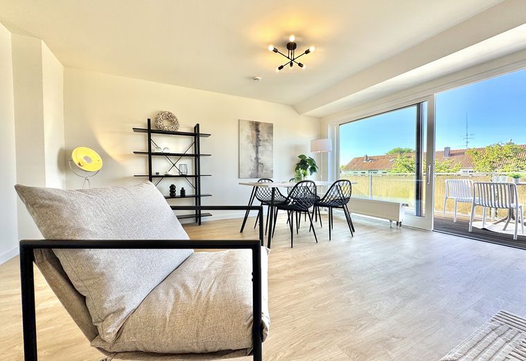 شقة 4 غرف، مجددة حديثًا وجاهزة للسكن فورًا – مع شرفتين وموقف سيارات – Wohnzimmer