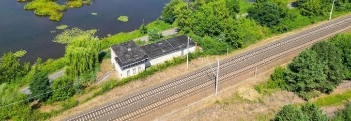 IMMOBERLIN.DE - Wasserblick! Ehemaliges Stellwerk mit Sanierungspotenzial in naturschöner Lage