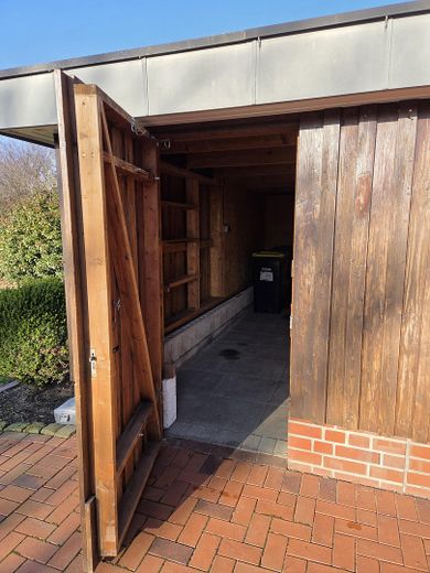Abstellraum neben dem Carport