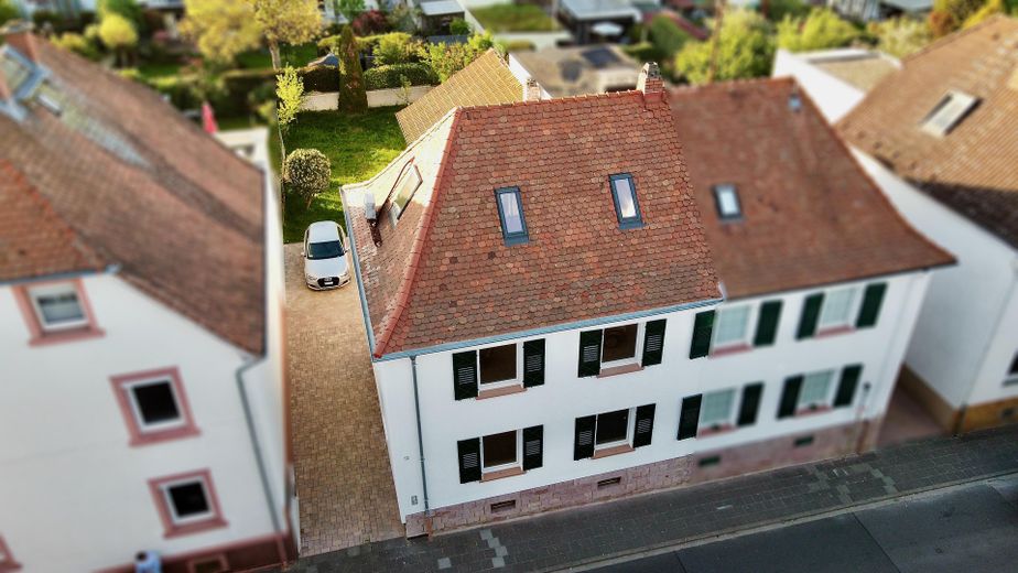 Doppelhaushälfte kernsaniert mit Wärmepumpe + Bauland mit Baugenehmigung in Dreieichenhain – Außenansicht Drohne vorne