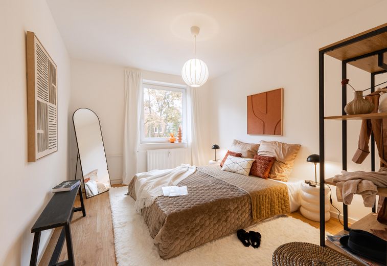 Provisionsfrei – frisch kernsanierte 3-Zimmer-Wohnung mit Balkon und Tiefgarage in Winterhude – Schlafzimmer