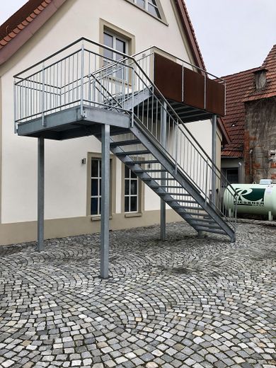 Edificio storico completamente ristrutturato nel centro di Hallstadt – Eingang 1.OG