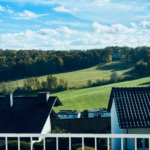 ZWEIFAMILIENHAUS | ZWEI WOHNUNGEN | ZWEI GÄRTEN | HAUS MIT PANORAMA-BLICK – Panorama-Blick