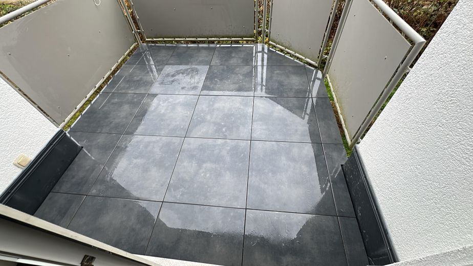 Kernsanierte 3-Zimmer-ETW, 2 Stellplätze, 900 € Kaltmiete, Provisionsfrei – Balkon