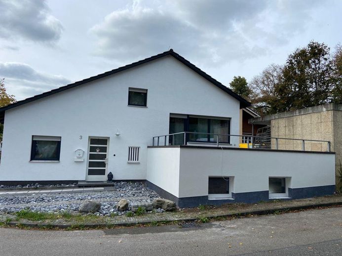 Posizione unica: edificio commerciale e casa unifamiliare direttamente al confine svizzero, presso la stazione ferroviaria – Einfamilienhaus