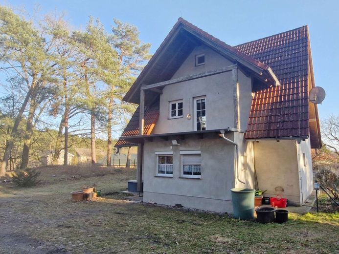Wohnen im eigenen 1,8‑Hektar‑Wald – Hofansicht