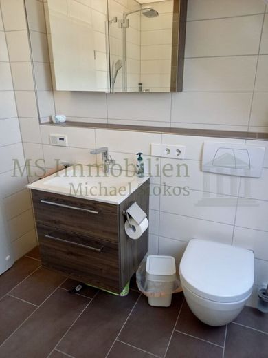 *** Charmante Maisonette-Dachgeschosswohnung mit Balkon + Garage + Außenstellplatz *** – Badezimmer Ansicht 1