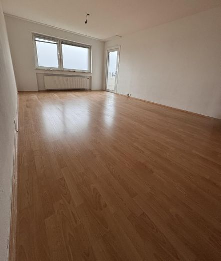 Moderne 3-Zimmer Wohnung mit Balkon im 10. OG in Köln-Eil (Porz) – Wohnzimmer
