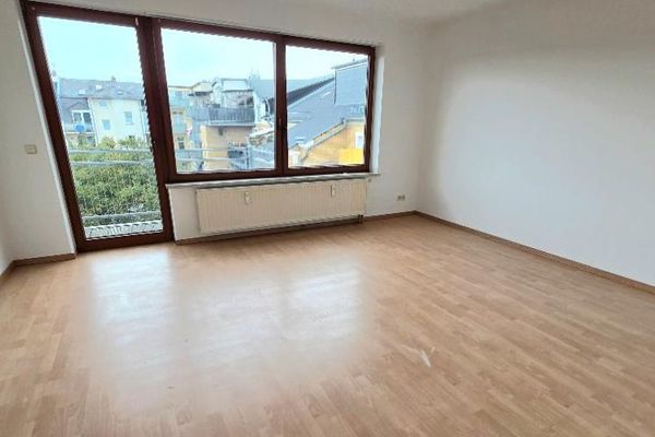 Great 3-room top-floor apartment with sunny balcony and fitted kitchen