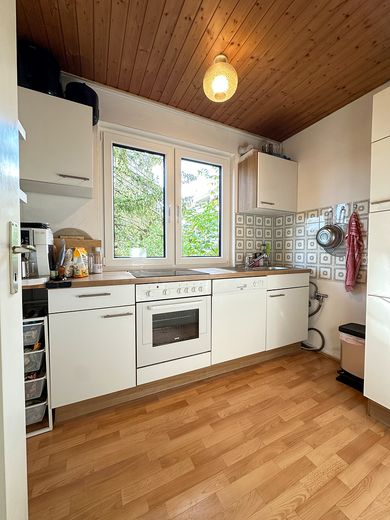 Bezugsfreie 2-Zimmer-Wohnung mit renoviertem Balkon & Fenster in Berg am Laim – provisionsfrei – Küche