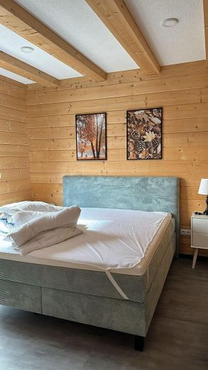 Möbliertes Holzhaus mit 2 Wohnungen, Garten, Balkon, inkl. Küchen - Windschläg 970.000€ zzgl. MwSt. – 2. Schlafzimmer EG