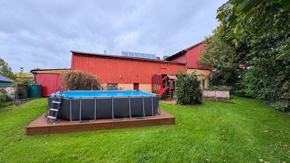 Resthof mit Nebengebäude und bebauugsfähigem Grundstück – Pool-Platz