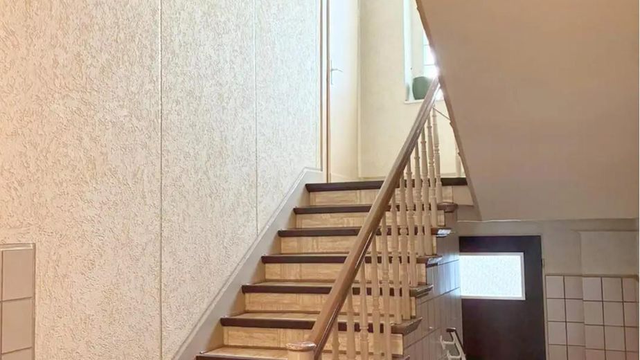 Immeuble ancien à aimer – appartement lumineux de 2 pièces avec balcon et garage dans un emplacement privilégié en centre-ville – Treppenhaus